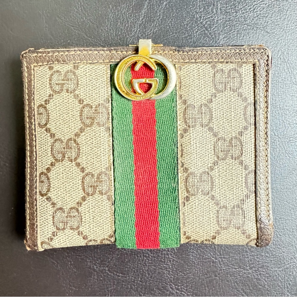 GUCCI
Beige and Brown Wallet with Red and Green Stripe-Pre-loved - Picture 2 of 13